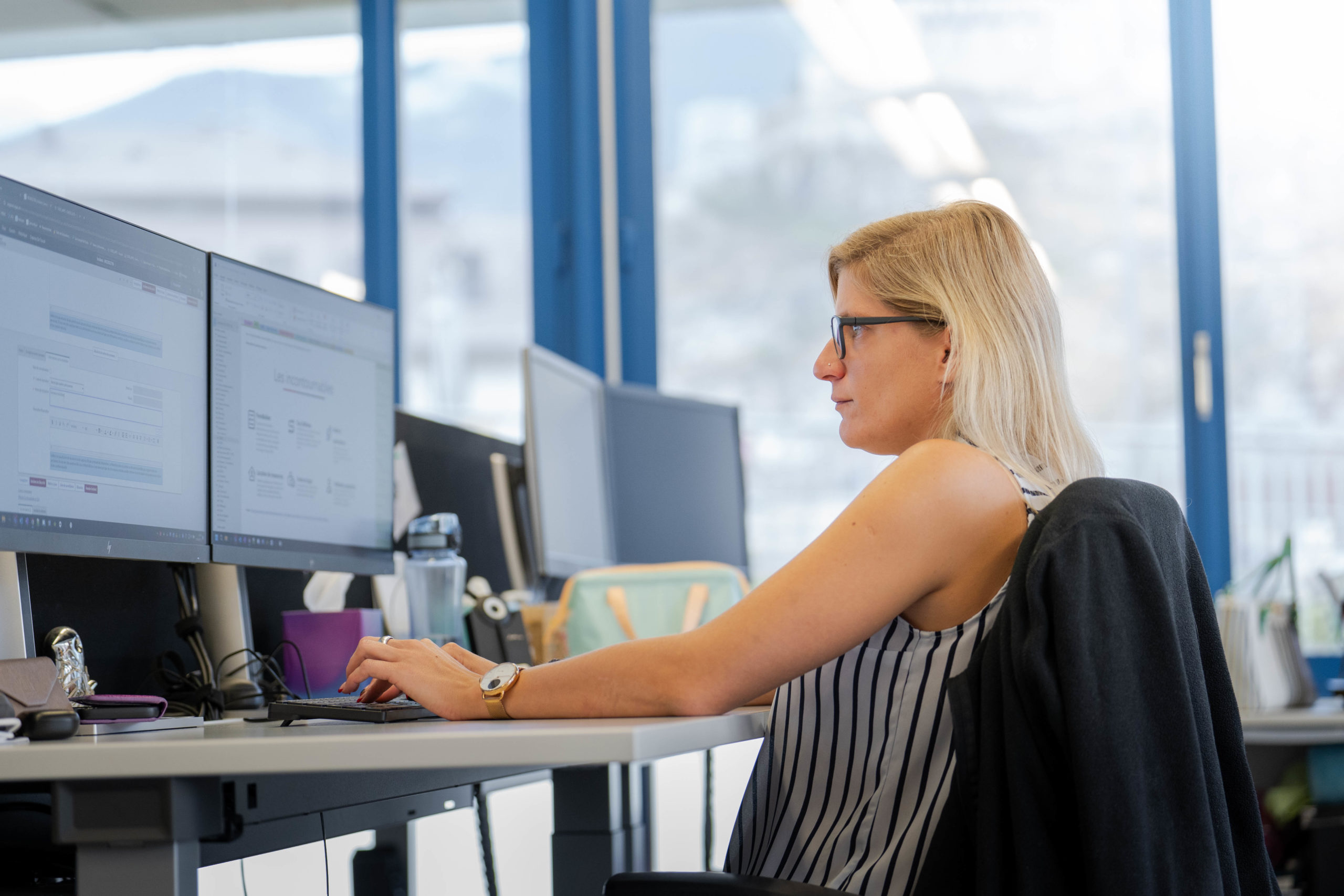Femme qui travaille sur un ordinateur