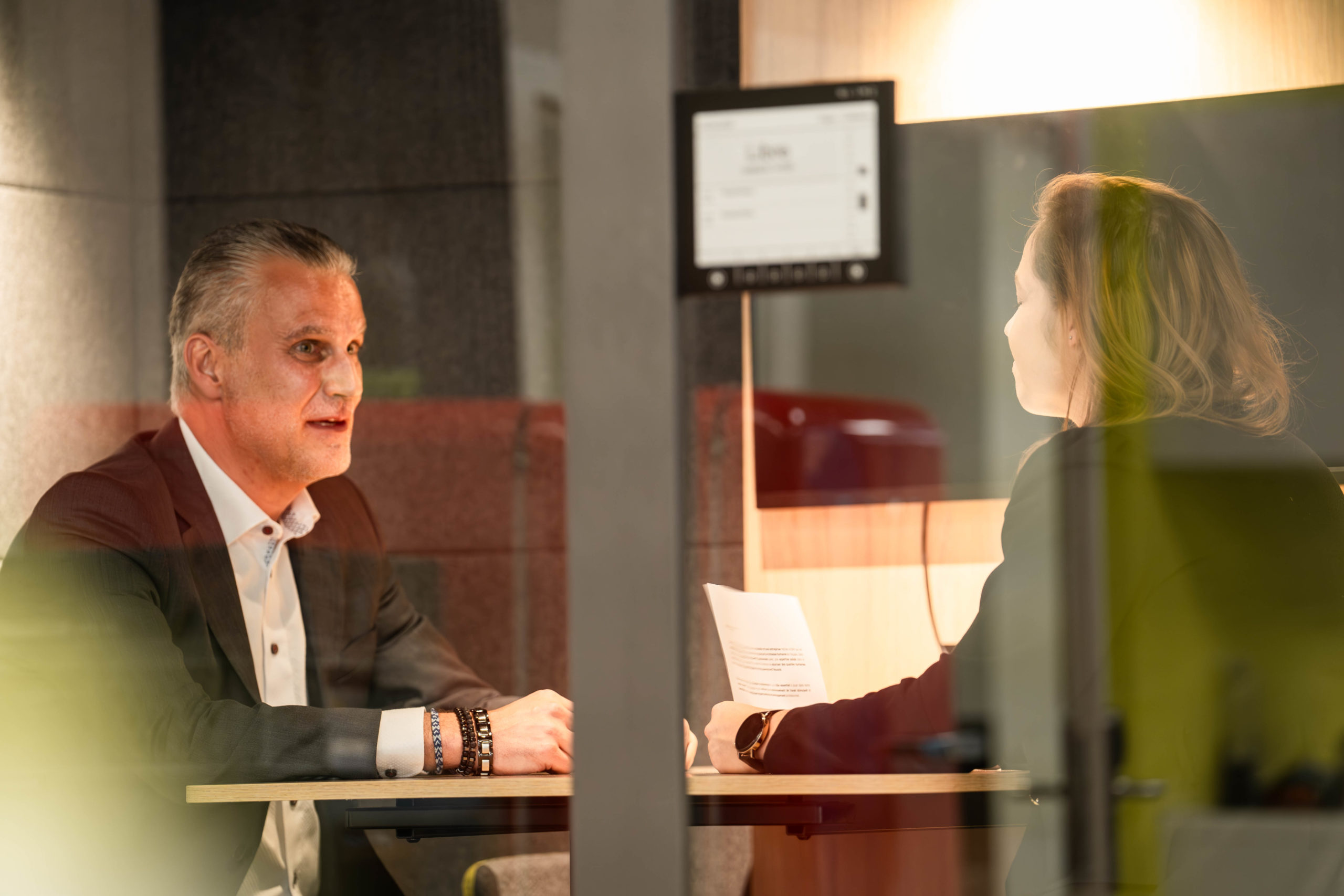 deux personnes qui discutent durant un meeting